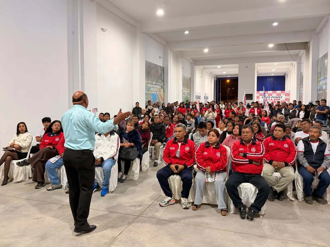 Elvis Pomez explicando las propuestas para el distrito